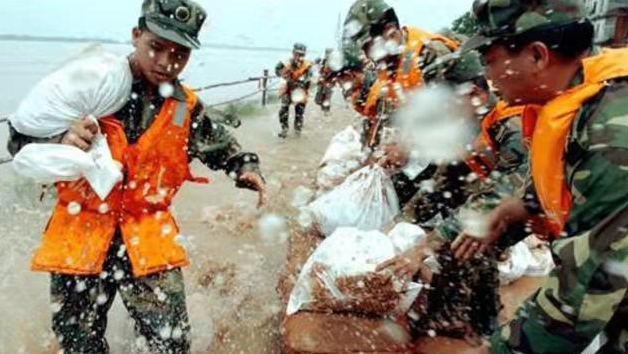 無名可取 1998年特大洪水,抢救昏倒5进5出的“抗洪铁人”,如今境况怎样?