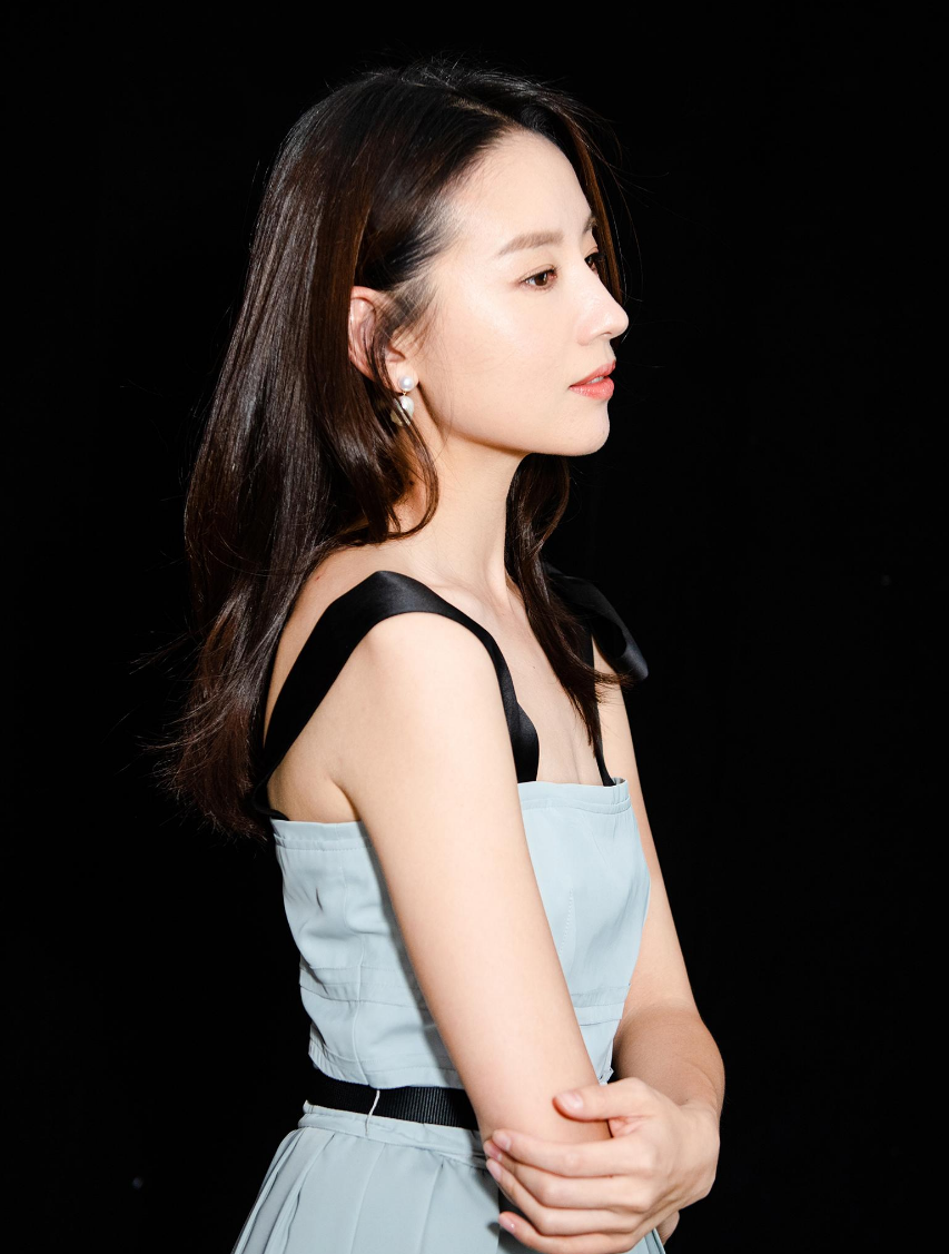 虞书欣|董洁梳了大背头挺精神，可惜被裸色口红拖了后腿，气色不好还显老