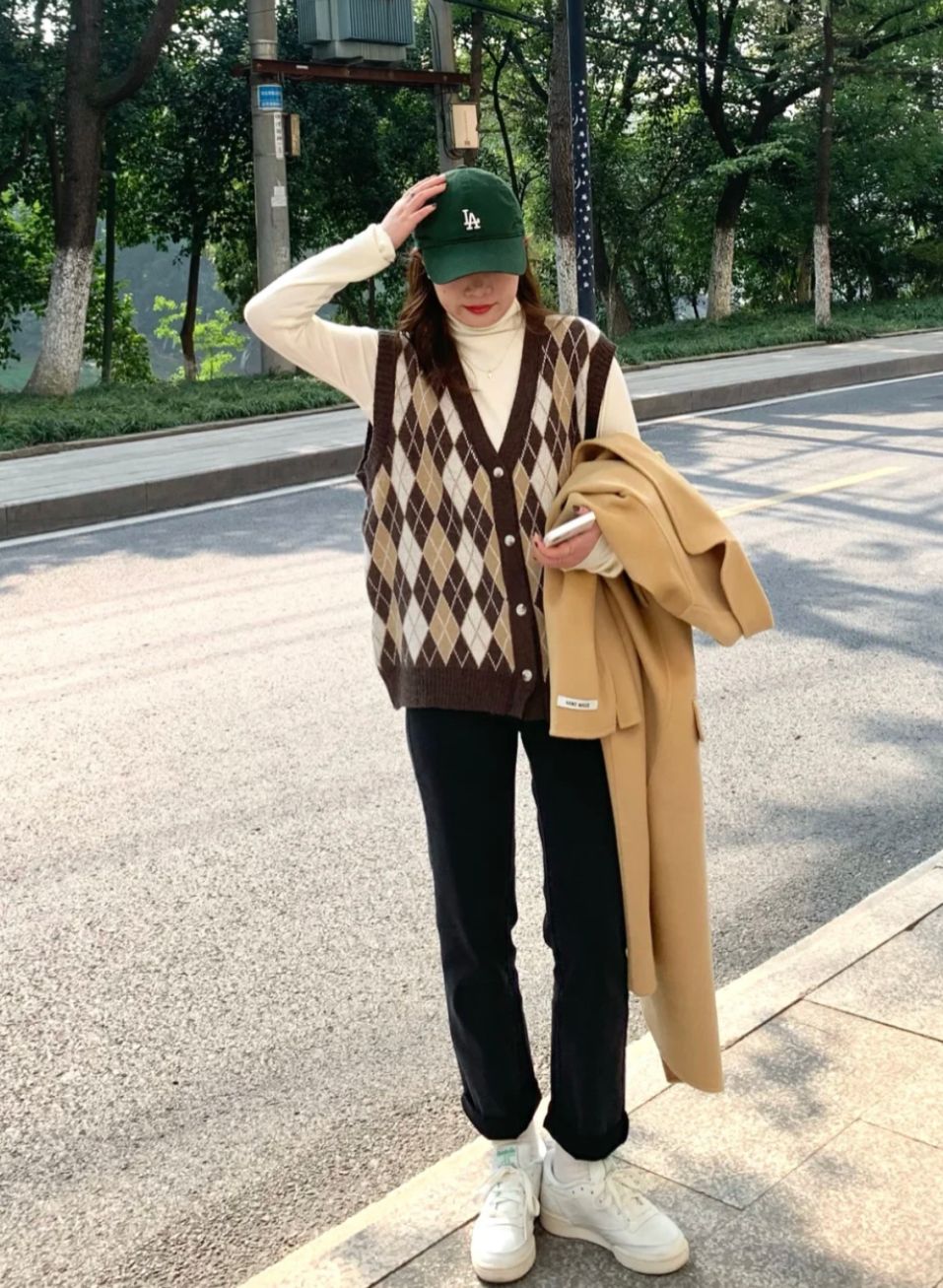 闲鱼有话说 大衣不要只会配打底衫，今年流行加个“马甲”，时髦显高还提气质