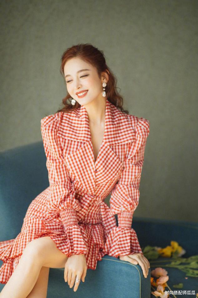 时尚搭配师瓜瓜|被娜扎新造型惊艳到了，抹胸衬衫配热裤尽显长腿优势，复古又时髦