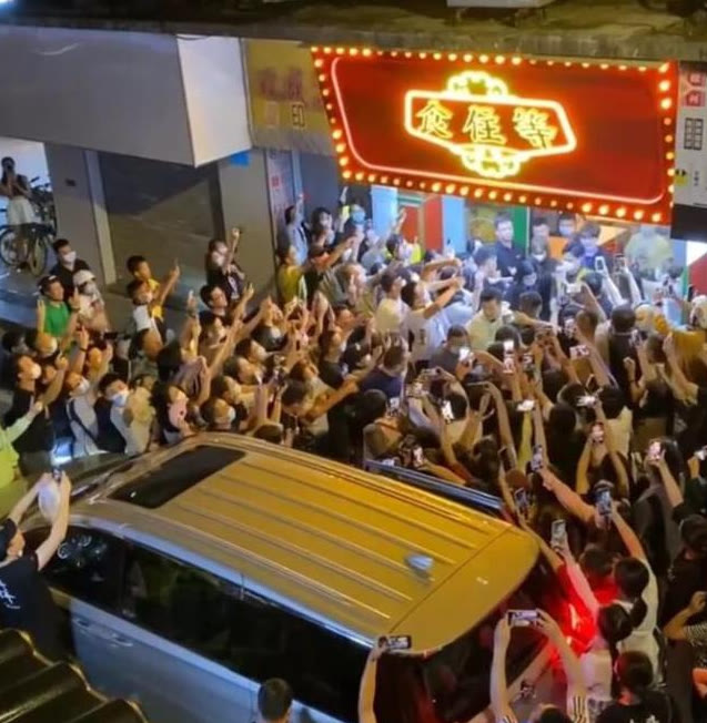 张智霖|张智霖逛菜市场被拍？与谢天华同框不显老，相差6岁看不出年龄差