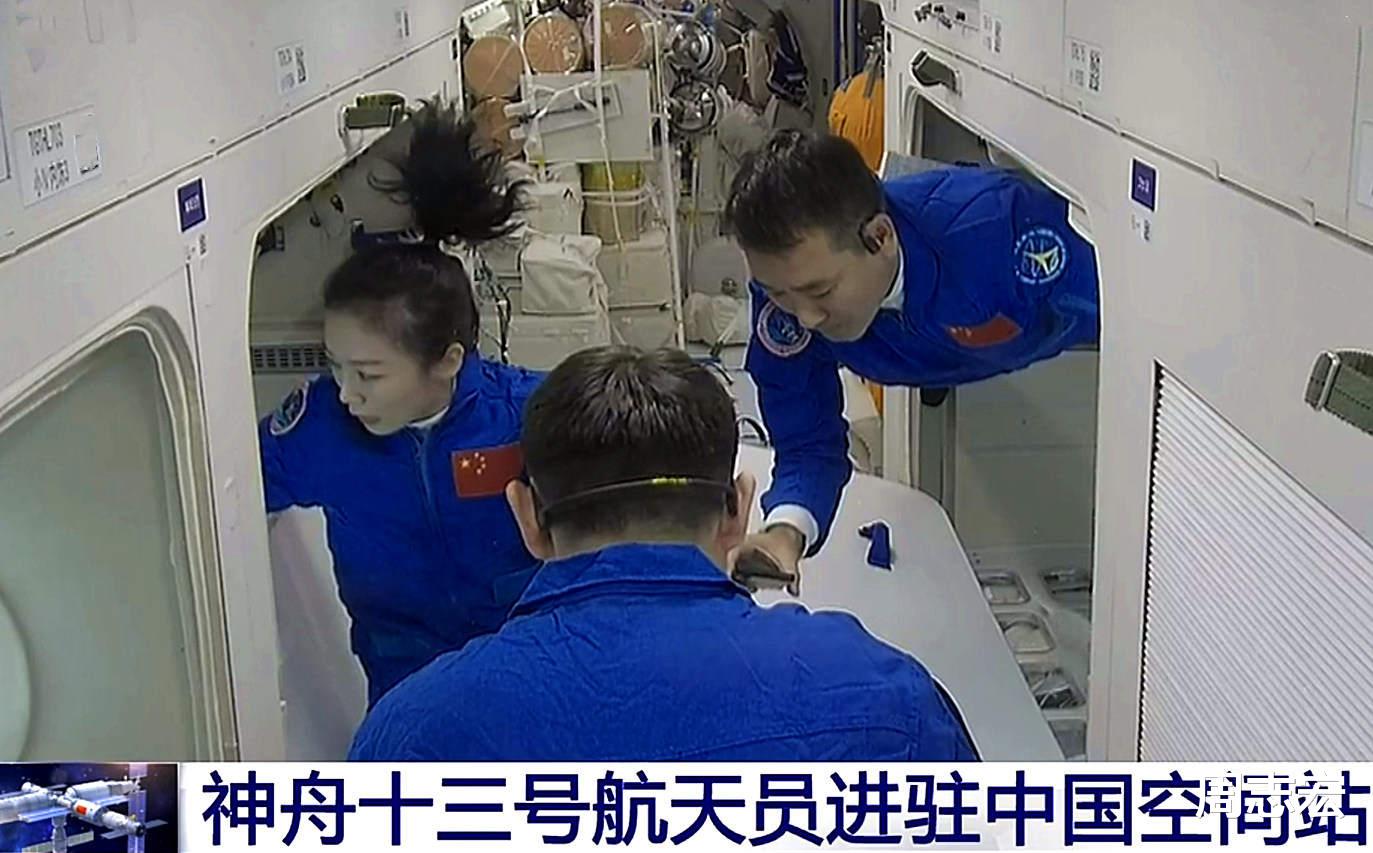 王亚平的“冲天辫”是有意为之?航天员在空间站打理头发是麻烦事