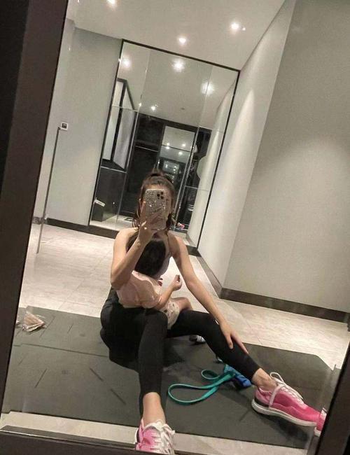 方媛|方媛晒隔离期间和女儿们健身美照，黑色紧身裤，纤细蛮腰好似青春美少女