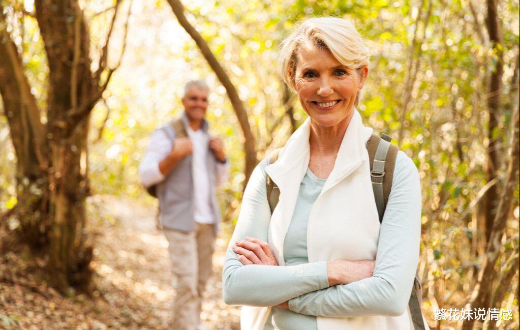 繁花妹说情感|36岁小伙和55岁大妈再婚,大妈:和他结婚后,他说我更年轻漂亮了