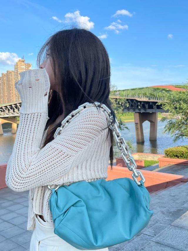 旗袍公馆|沈梦辰很会制造亮点，“上短下长”穿出好比例，金属包包链不重吗
