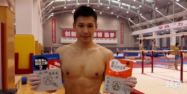 张成龙|体操冠军张成龙：出身普通却被富婆倒追3年，今一家三口生活甜蜜