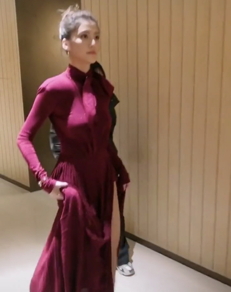 吴千语|吴千语出行只带1位助理，全程大腿裸露在外，网友：极品身材