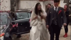 小叶娱记 “我该不该告诉我女友,她脚上全是灰呢?”表面功夫真足!