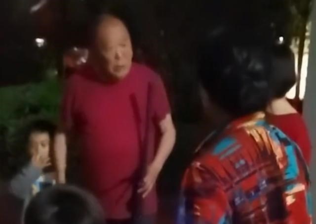 脑部奤聊 湖北男孩玩具枪被其他小朋友玩坏，爷爷帮孙子出头引发网友争议