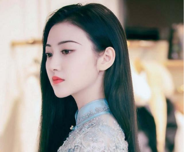 杨紫|杨紫《沉香如屑》造型出炉，化景甜同款细眉，与赵露思袁冰妍撞衫