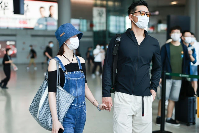 大表姐的时尚圈|赌王千金何超莲低调亮相，穿百元的国货布鞋也潮流，和窦骁很恩爱