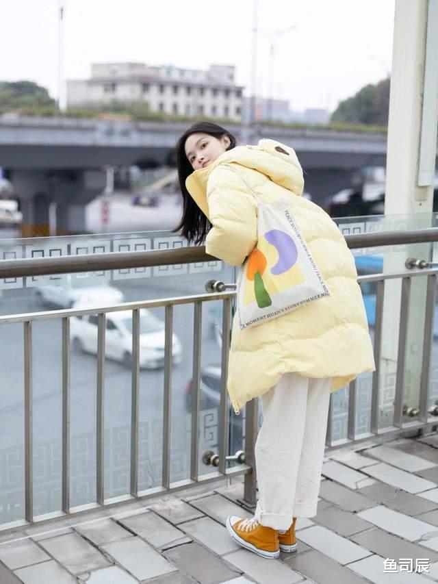 鱼司辰 冬天就要穿得保暖还好看，蓝绿色大衣+白色西装裤，知性又优雅