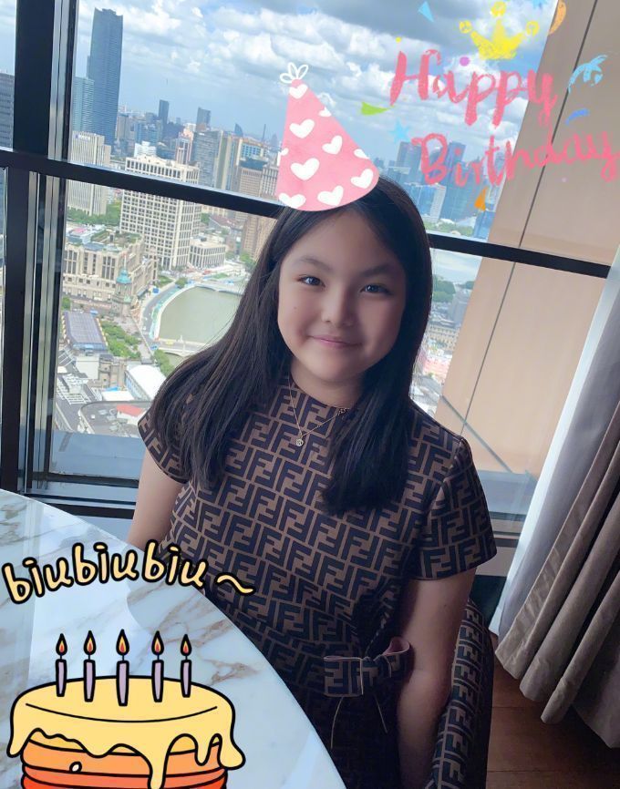 王诗龄|李湘离婚后首次晒女儿，王诗龄模样大变气质提升，下巴尖到不自然