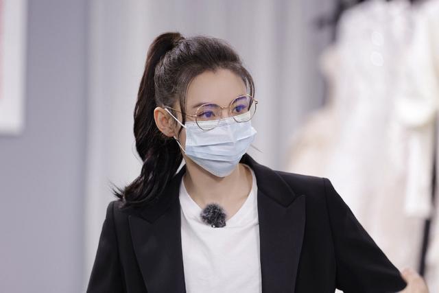旗袍公馆|张柏芝努力拼事业，穿一身黑西装知性干练，当妈的女人不容易