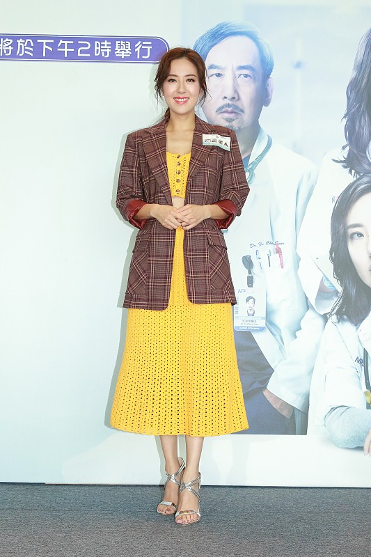 小白爱美搭 81年的唐诗咏太会“抢风头”，礼服领口开到胃，好身材一览无遗