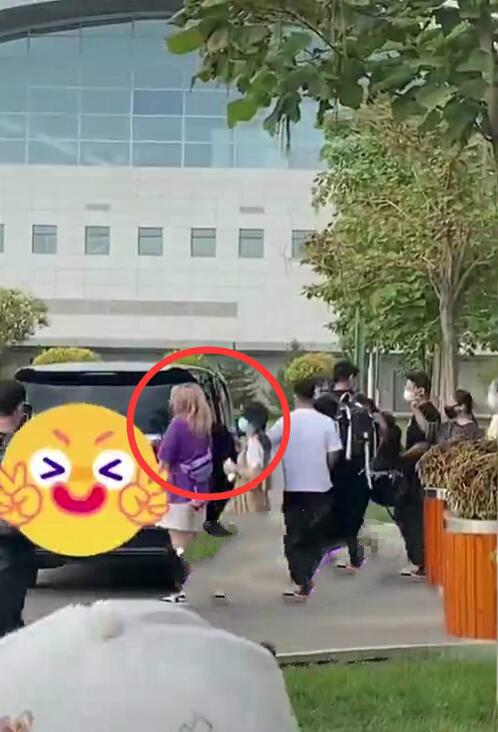 奶球妈咪聊|肖战抵银川拍《玉骨遥》，小腿细7步上车气场强，私生跟机又跟车