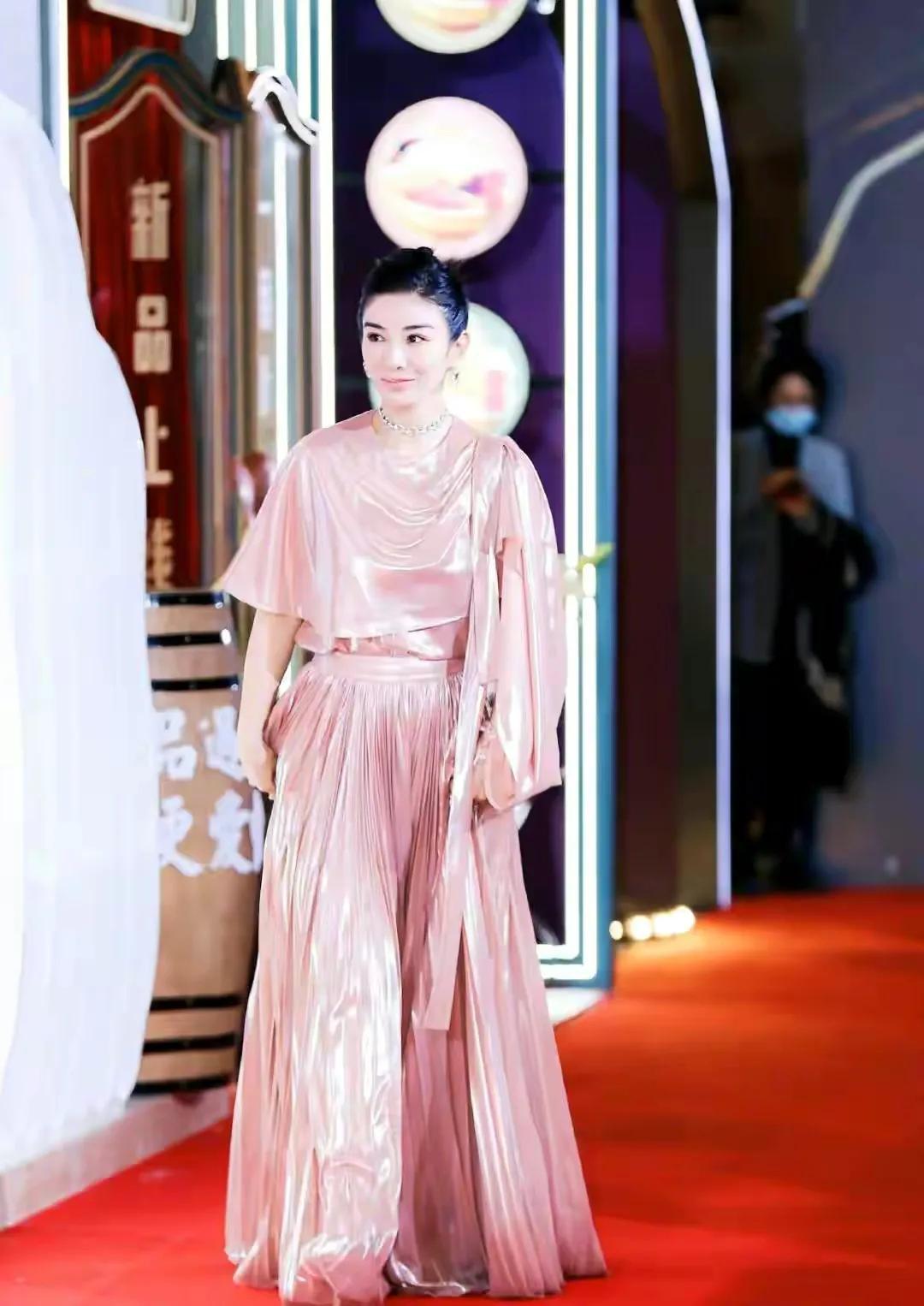 陈妍希|陈妍希走红毯胖得没腰！黄奕脸太僵蒋勤勤显老，56岁李若彤成赢家