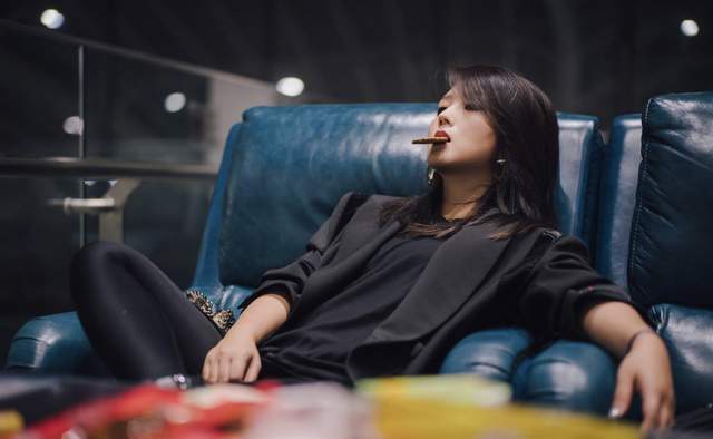 圣诞节|歌手何洁发劲舞视频庆祝圣诞节，惨遭网络暴力，目前已经删除该视频