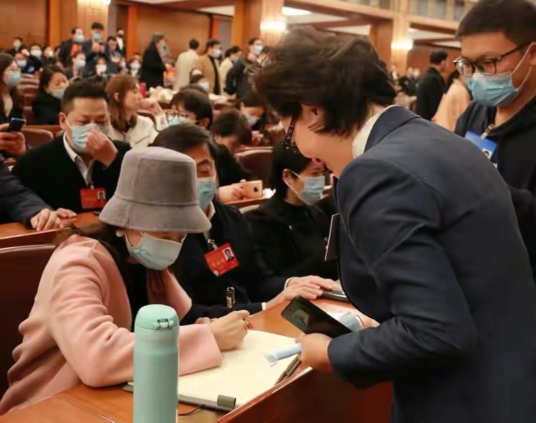 文代会|文代会闭幕！章子怡坐头排被团宠，穿粉衣戴渔夫帽放不下偶像包袱