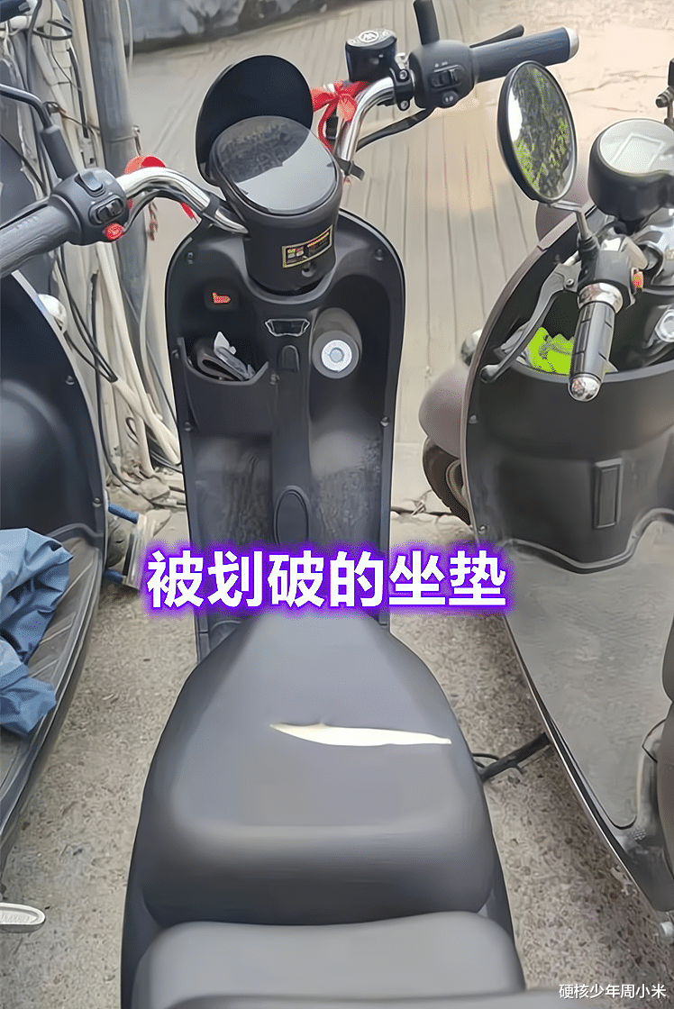 硬核少年周小米 廣西南寧一地鐵口，多輛電動車坐墊被劃破，“躺槍的”有7輛之多