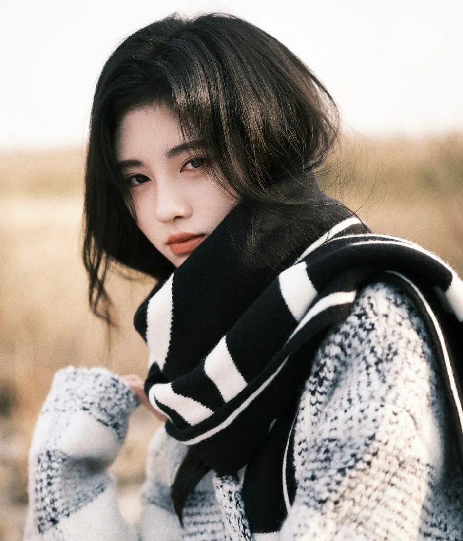 戚薇|鞠婧祎冬日写真美得让人窒息！雪肤玉貌长腿太惊艳