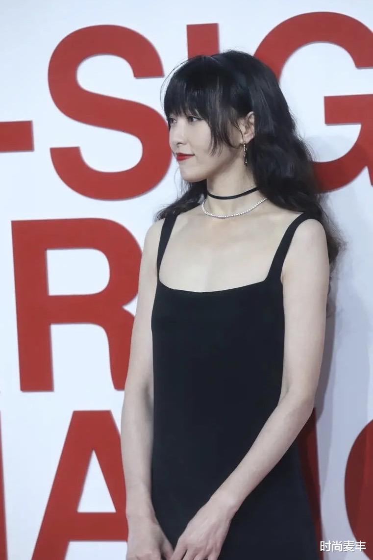 唐嫣|唐嫣出席某活动生图,齐刘海配黑色吊带裙没有任何装饰,总觉得哪不对