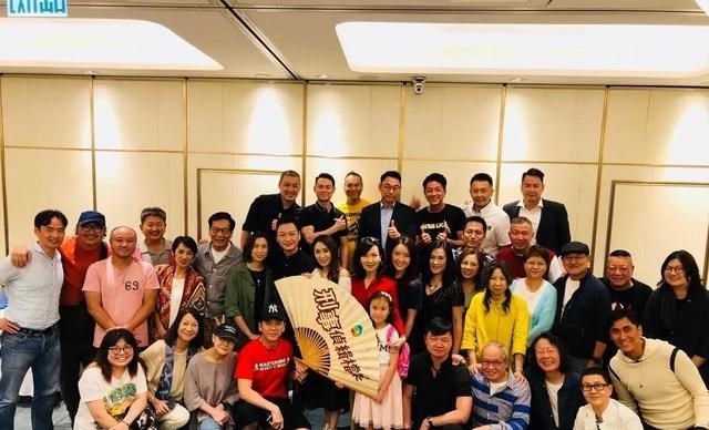 清浅微笑的我|著名演员陈美琪与香港老演员们的合影，特别真实啊