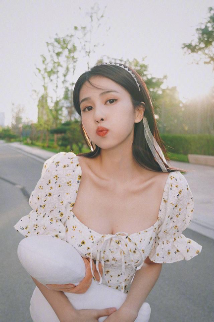 炄锌说|英姿飒爽的白鹿换风格了，田园少女风，让人如何不爱呢？