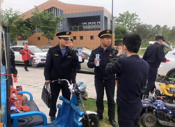 行走江苏 启龙公园摊点聚集 江北新区执法部门打出整治组合拳