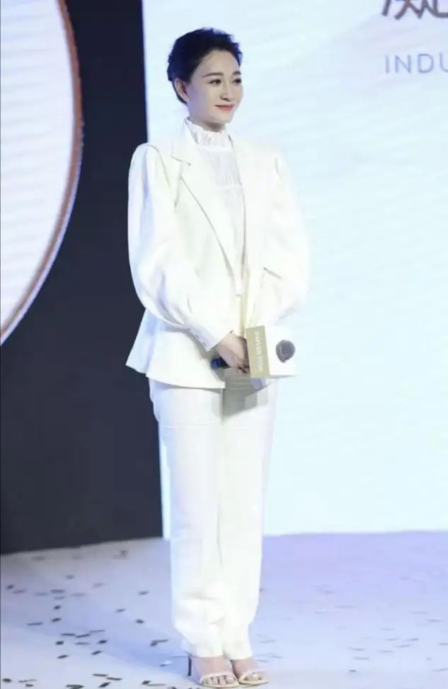 时尚风行派 45岁李小冉罕见晒自拍!皮肤白到发光惹人羡,穿大衣干练又霸气