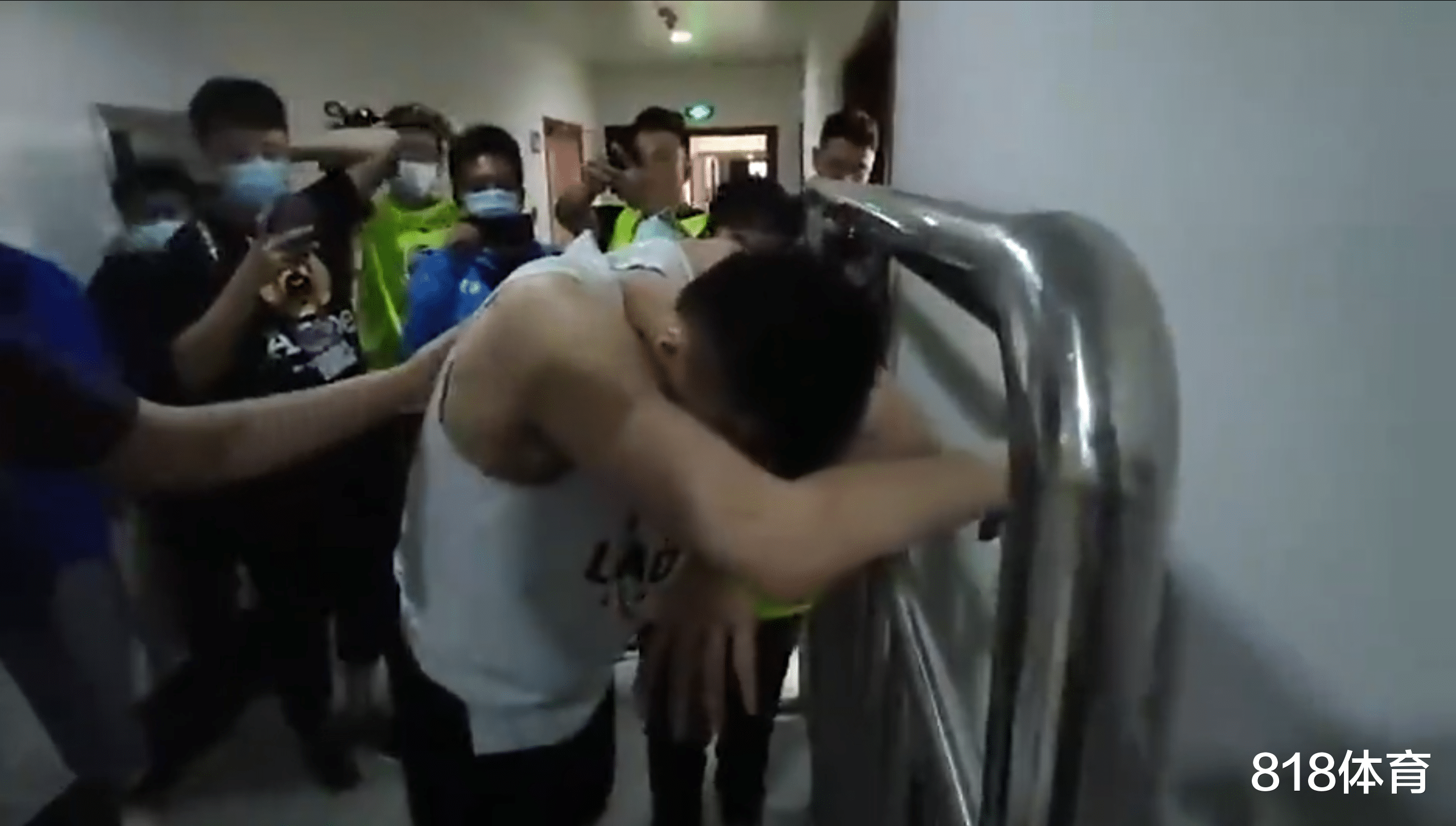 郭艾伦|尽力了! 郭艾伦赛后趴球员通道栏杆上失声痛哭, 记者拍他肩膀安慰