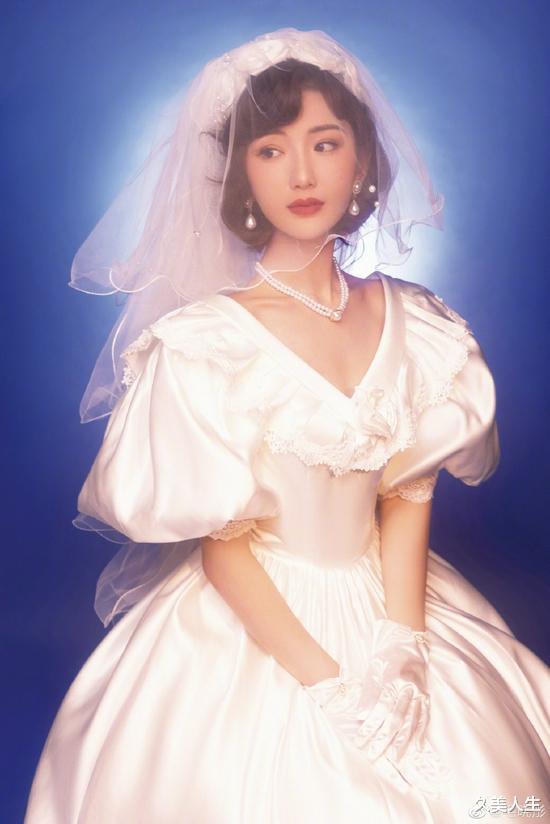久美人生|毛晓彤晒乔三丽复古婚纱照 手拿捧花黑发红唇美貌吸睛