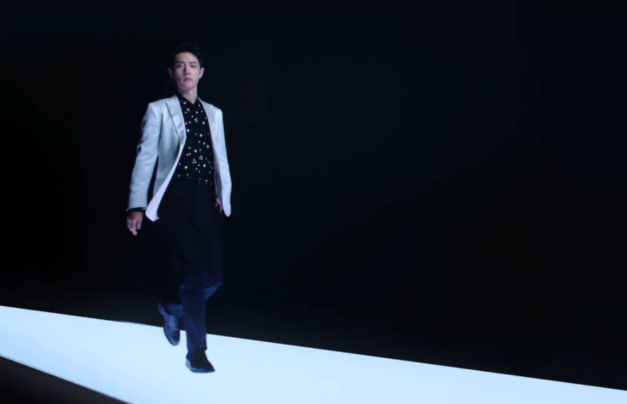 肖战|肖战品牌发布会上演云走秀，一袭蓝衣气场全开，表现不输专业男模