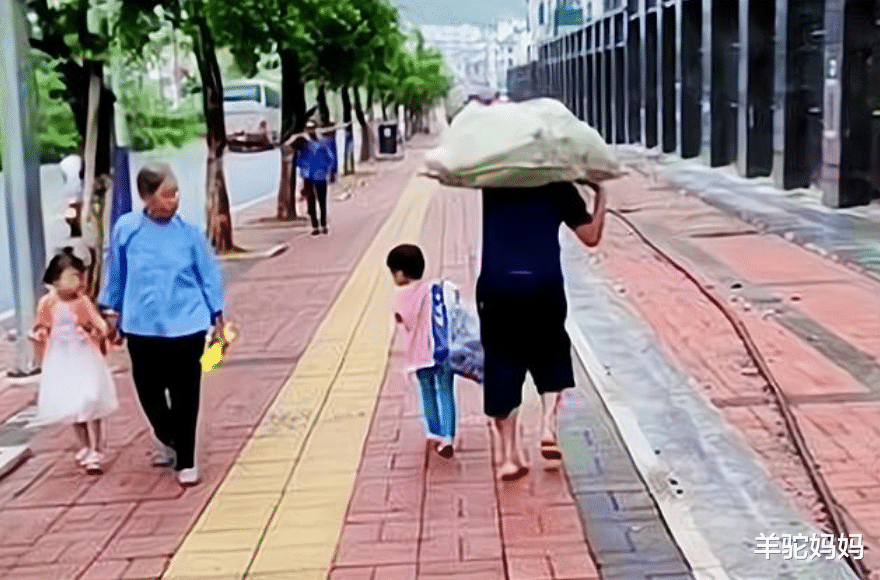 “穷和敷衍是两件事”,男孩背“塑料”书包火了,网友建议量产