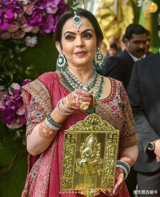 印度 印度首富之妻一脸旺夫相，帮丈夫争遗产，穿粉裙扮嫩鼻子挂祖母绿