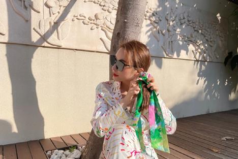 方脸妹说时尚|“东北奥黛丽赫本”真不白叫的，吴昕穿格子裙戴头箍，气质大变样