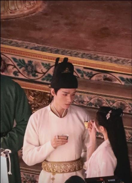 时尚百搭说|龚俊吐槽《安乐传》代拍猖狂:提前跑到棚里藏在假山里,挖洞进去