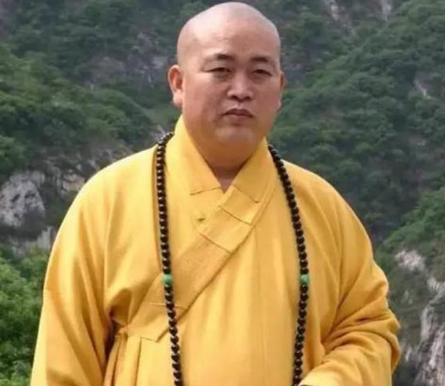 翡翠|释永信的锦襕袈裟，金线缝制，18K金配钩，还有翡翠玉环