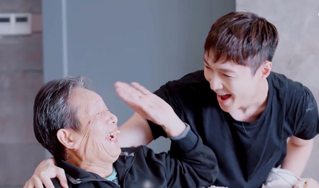 朱晨丽|张艺兴陪爷爷在长沙坐公交,超市买平价衫,追忆外婆和黄渤打电话