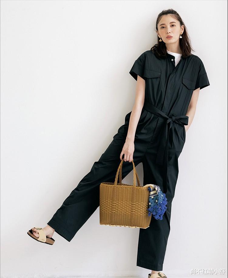 尚不红萌小舒|今年突然火了一种新搭配叫：连体裤+基础上衣，越看越心动