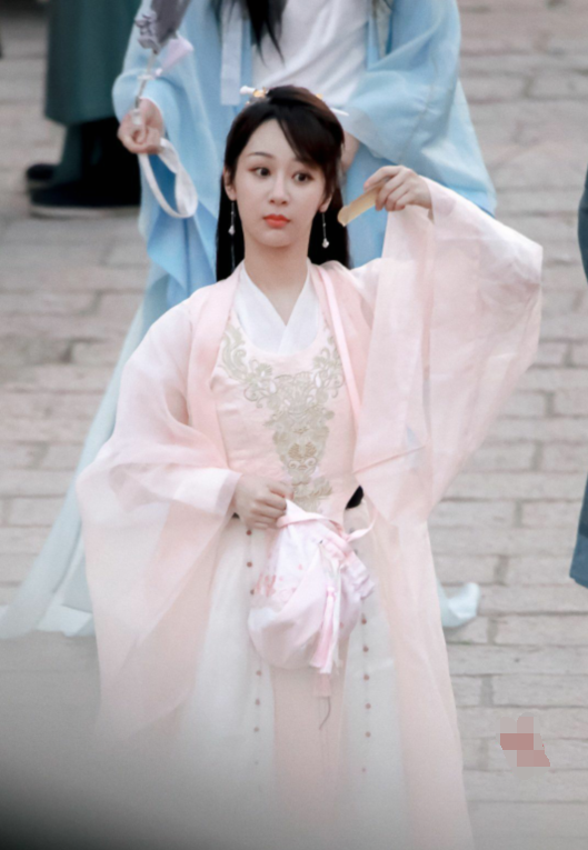 杨紫|时隔3年杨紫再现锦觅，新综艺造型百变，《沉香如屑》剧组学着点