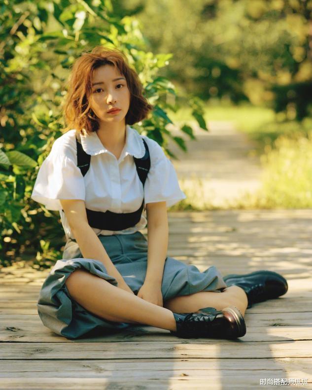 穿衣搭配|?柳岩的多肉身材太赞了，穿牛仔背带裙撑得好满，凹凸感太真实