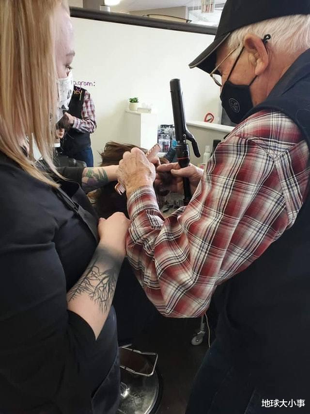 地球大小事 79岁老人去发廊学用卷发器，感人原因曝光惹哭网民：好甜蜜呀！