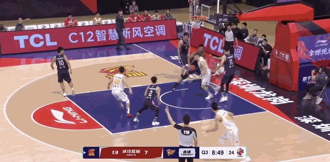 明乐说育儿|罕见暴怒!阿联发球失误气到跺脚砸球,怒吼徐杰:接球啊干嘛呢