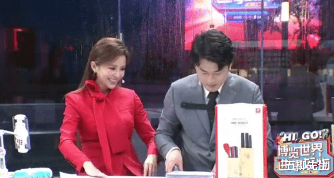 央视|辛巴再获官方认可，与央视名嘴朱迅同框进博会带货，粉丝沸腾了！