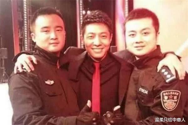 警察|明星与警察合影，黄渤和马云像被逮捕，还是撒贝宁机智！