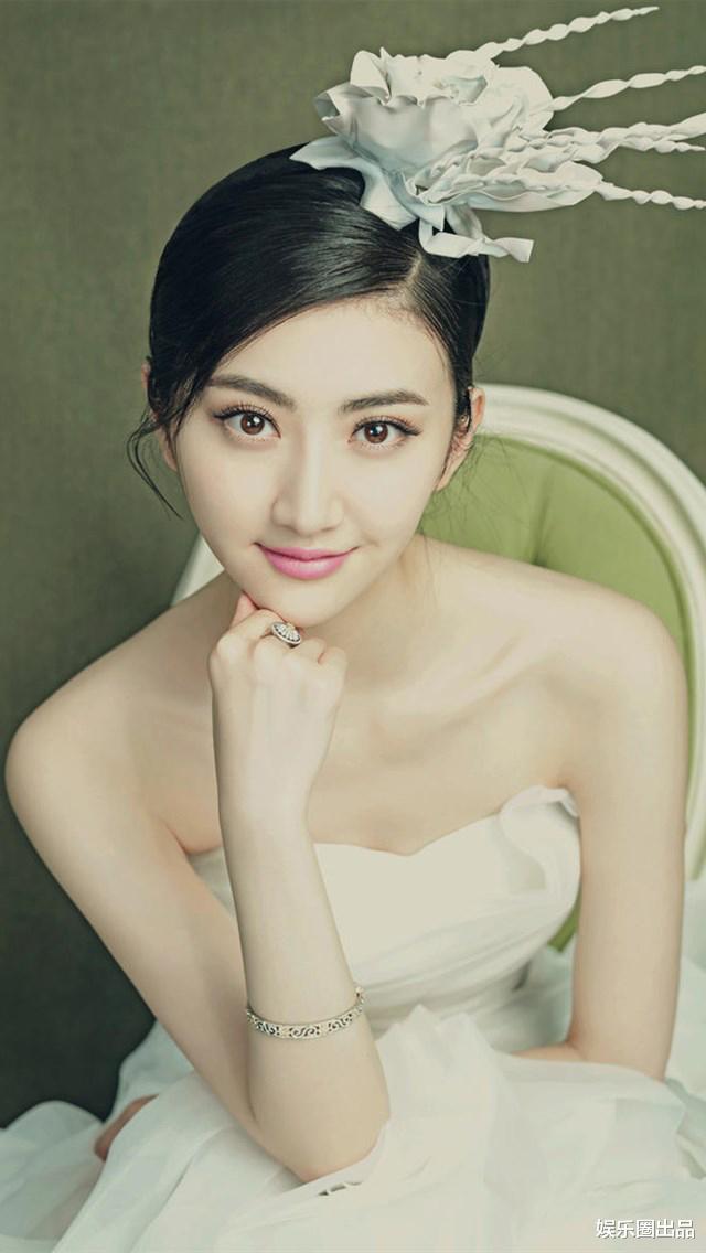 景甜|景甜早期婚纱写真火了，穿白色礼服坐在凳子上摆拍，赏心悦目
