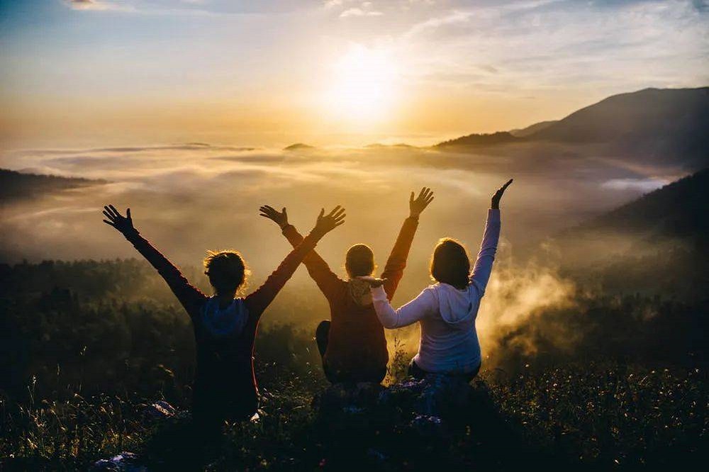 糖果的妈妈|夏季“昼长夜短”可以带娃玩到很晚？“超时”有许多隐患，别贪玩