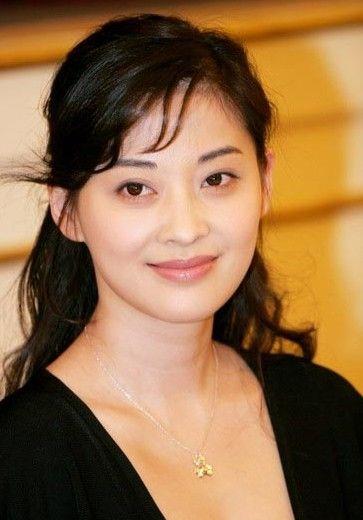 卷发 四十岁以上的女人，建议你放弃卷发，直发更显年轻