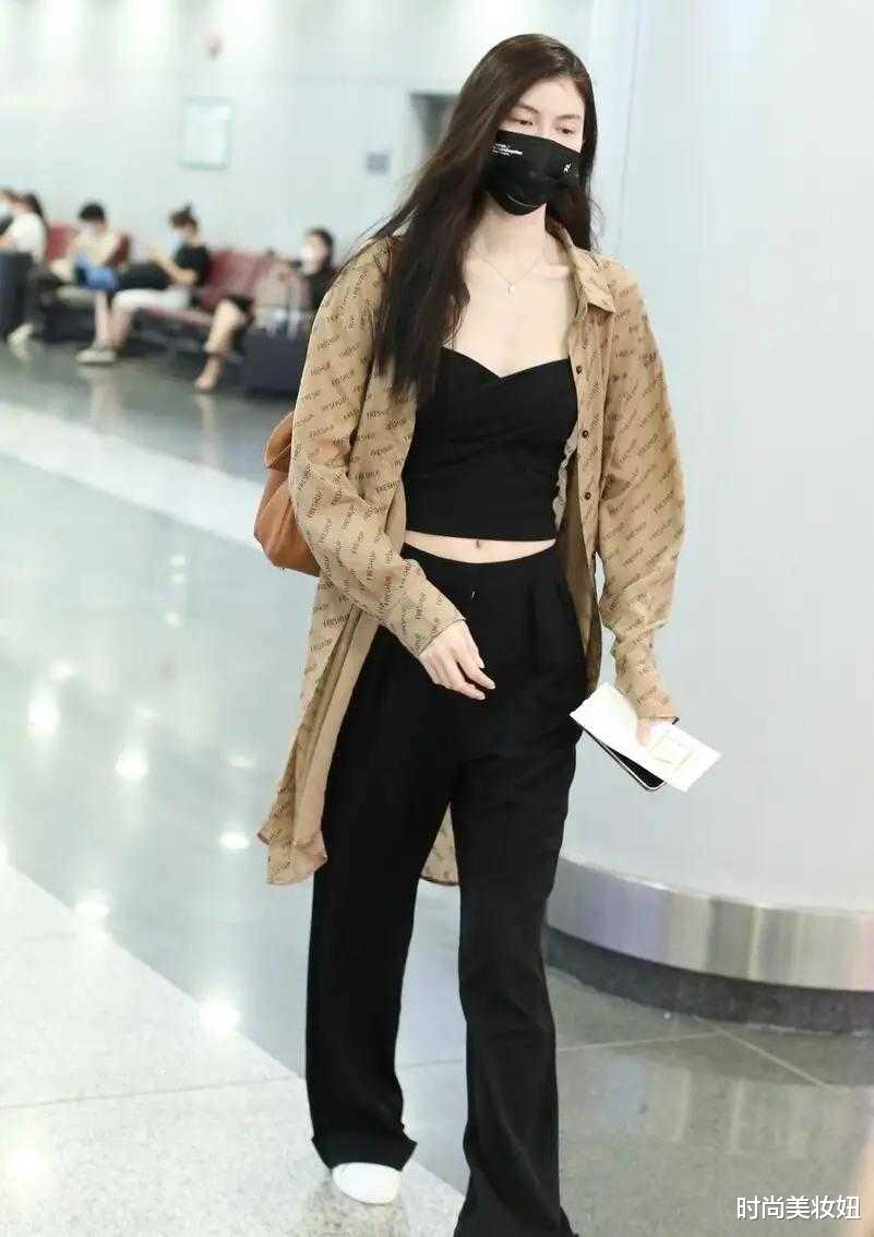 时尚美妆妞|徐璐穿衣越发大胆,穿“儿童背心”秀马蜂腰,配马丁靴洋气时髦